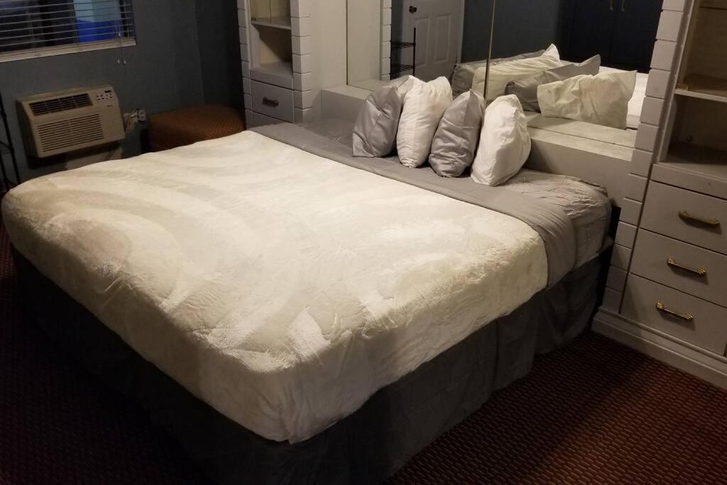 Hotel 5 Beds & 3 Baths Sleeps 11 Hotel Room Suite 102 Booking Stillwater Buitenkant foto